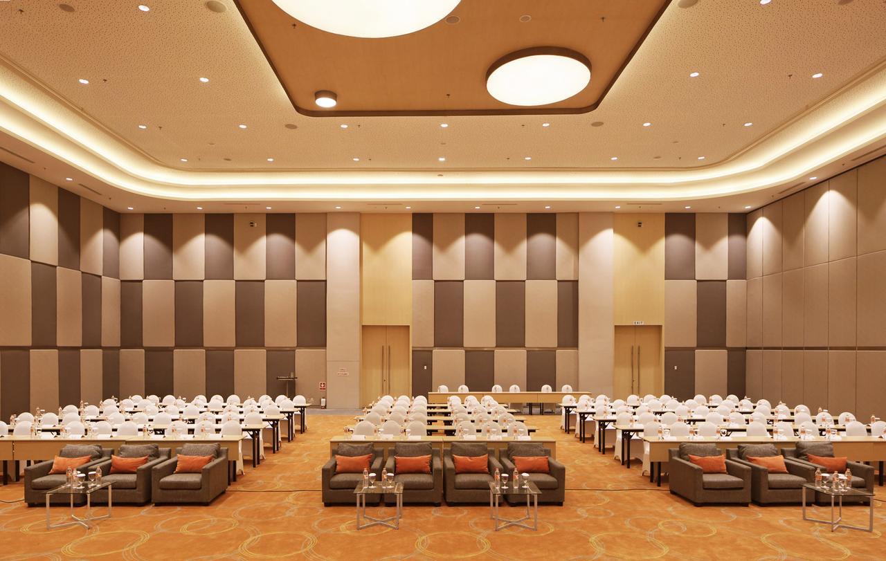Harris Hotel & Conventions Bekasi Exterior photo