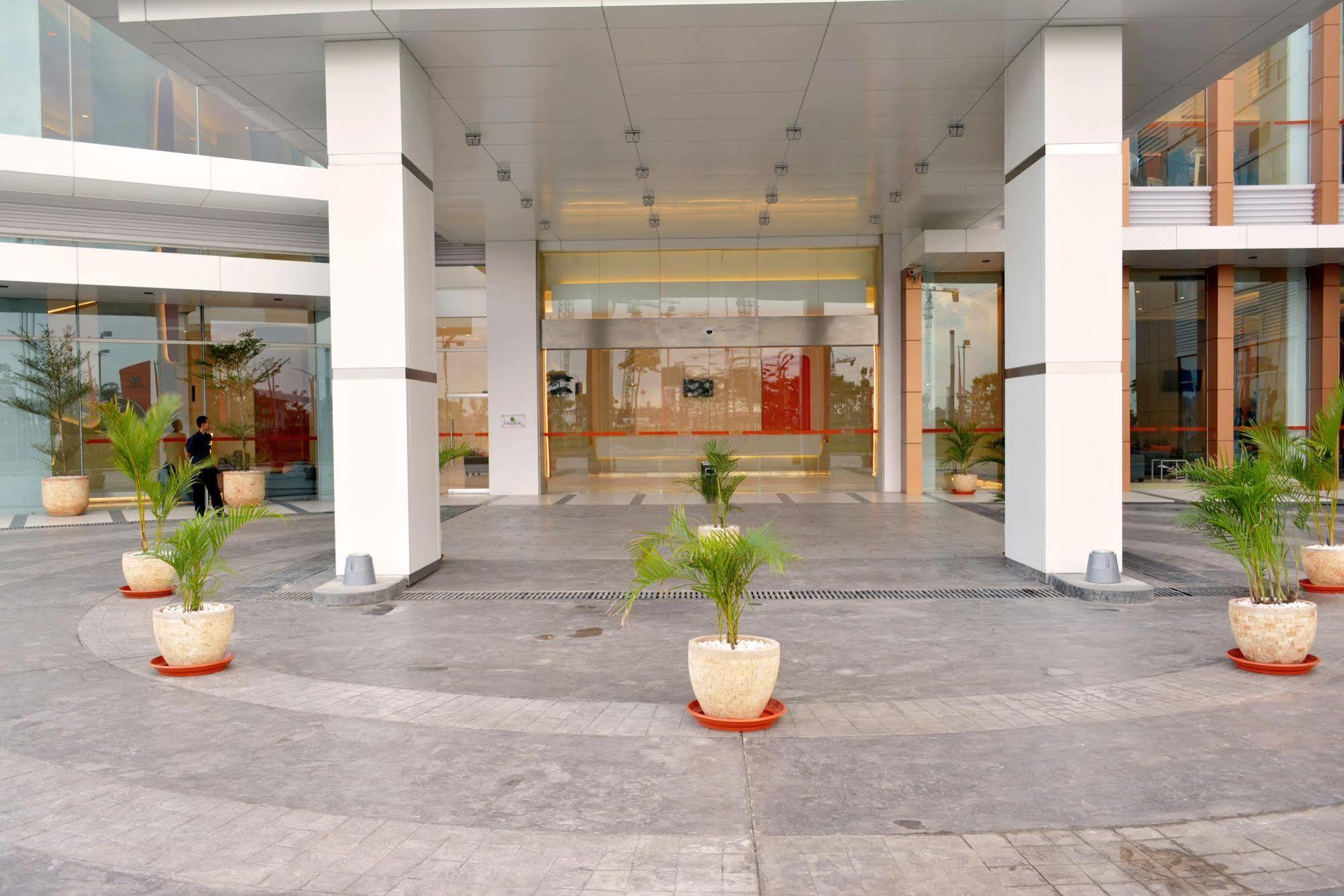 Harris Hotel & Conventions Bekasi Exterior photo