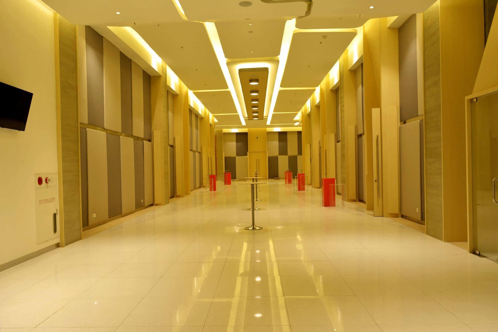 Harris Hotel & Conventions Bekasi Exterior photo