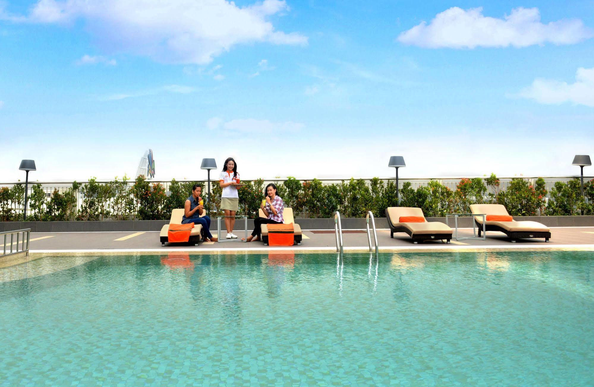 Harris Hotel & Conventions Bekasi Exterior photo